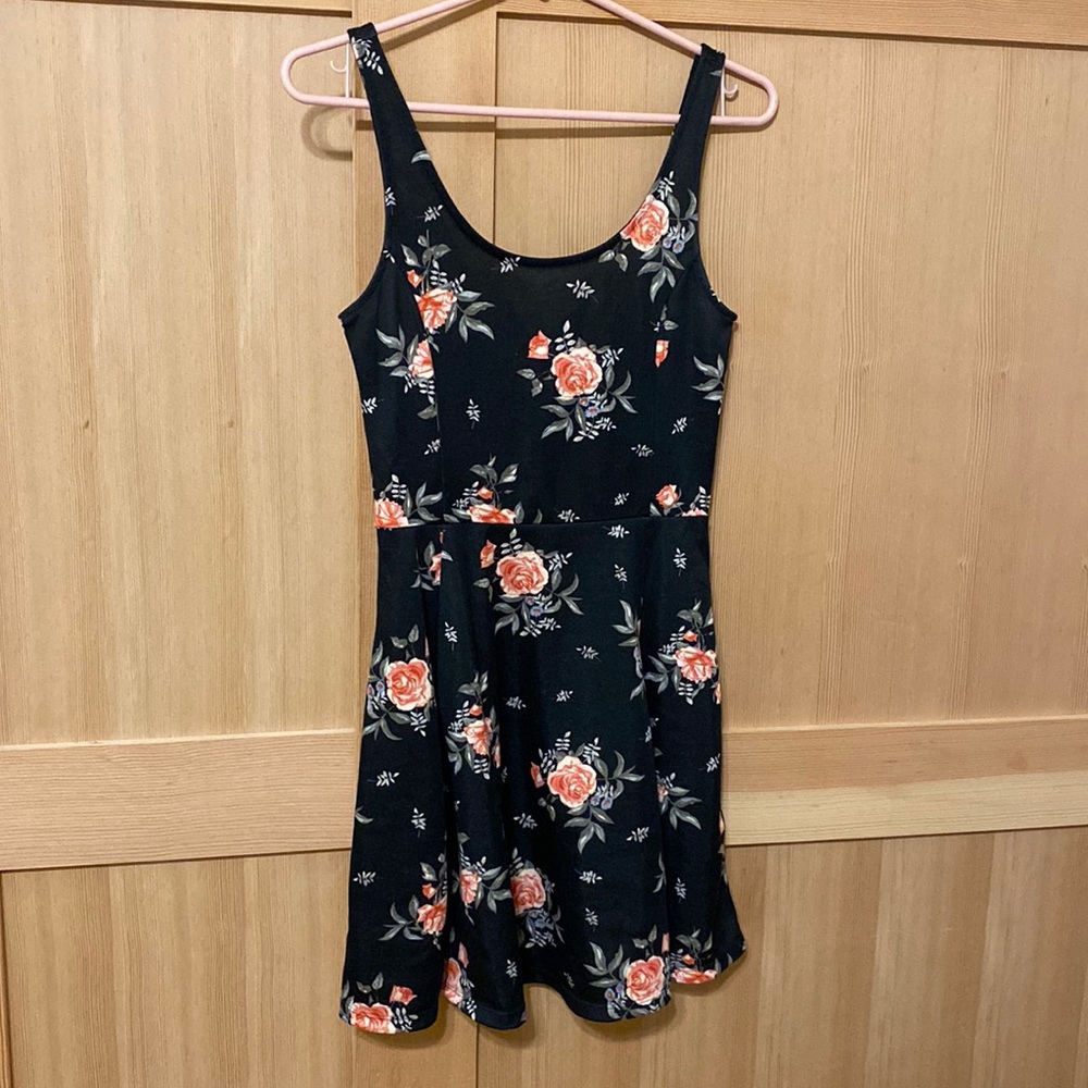 Women’s casual and formal black, floral dress. Size 6